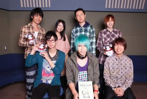 「イクシオン サーガ DT」の囲み取材に応じた下段左から江口拓也、ゴールデンボンバー・歌広場 淳、神谷浩史、上段左から細谷佳正、三上枝織、杉田智和、斎賀みつき
