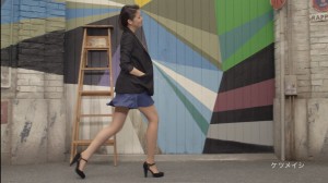 「NATURAL BEAUTY BASIC」新作TVCMで、美脚を披露する長澤まさみ