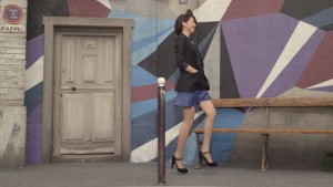 「NATURAL BEAUTY BASIC」新作TVCMで、美脚を披露する長澤まさみ