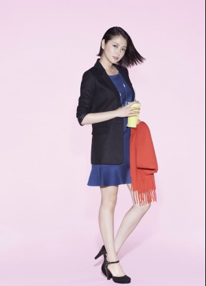 「NATURAL BEAUTY BASIC」新作TVCMで魅せる、ワンピース＆ジャケットのクールな長澤まさみ
