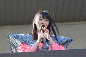 映画「ミューズの鏡」の大ヒットを祈願して豆をまく指原莉乃