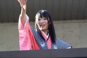 映画「ミューズの鏡」の大ヒットを祈願して豆をまく指原莉乃