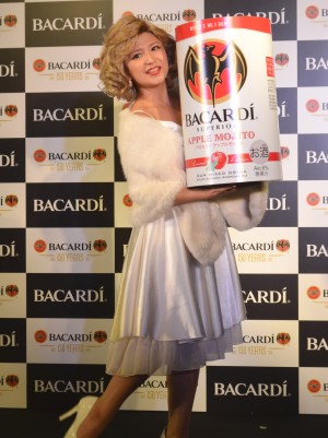 コスプレで矢口“真里リン・モンロー”に