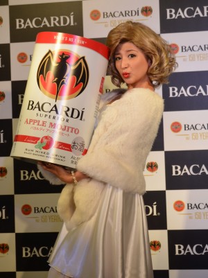 コスプレで矢口“真里リン・モンロー”に　