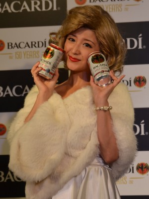 コスプレで矢口“真里リン・モンロー”に　