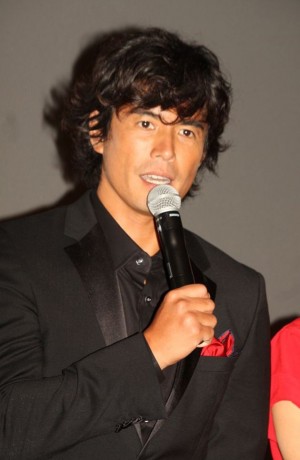 「悪の教典」完成披露舞台挨拶に登壇した伊藤英明