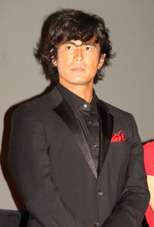 「悪の教典」完成披露舞台挨拶に登壇した伊藤英明