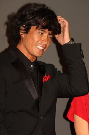 「悪の教典」完成披露舞台挨拶に登壇した伊藤英明