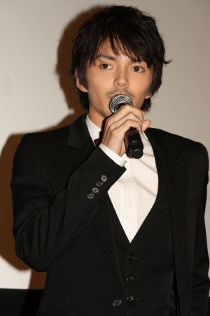 「悪の教典」完成披露舞台挨拶に登壇した林遣都