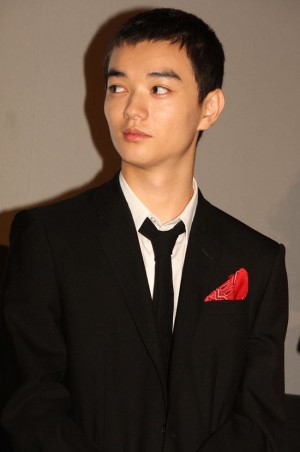 「悪の教典」完成披露舞台挨拶に登壇した染谷将太