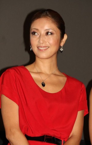 「悪の教典」完成披露舞台挨拶に登壇した高岡早紀