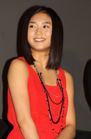 「悪の教典」完成披露舞台挨拶に登壇した水野絵梨奈