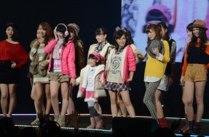 東京ガールズコレクションに出演した芦田愛菜、重本ことり(Dream5)、SUPER☆GiRLS