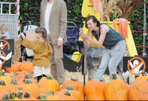 パンプキン・パッチにやってきたミラ・ジョヴォヴィッチ