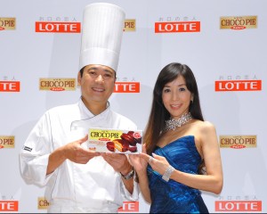 「チョコパイ発売30周年記念 チョコパイ 30人の大試食会」に登場した、鎧塚俊彦氏と川島なお美