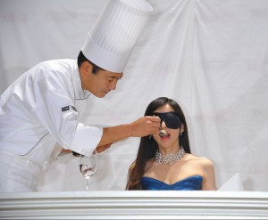 チョコパイ発売30周年記念イベントで目隠し形式での試食会を実施した、鎧塚俊彦氏と川島なお美