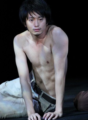 舞台「悼む人」最終舞台稽古　向井理