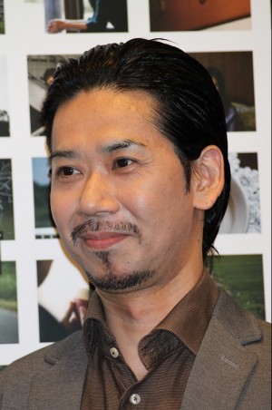 舞台「悼む人」最終舞台稽古の囲み取材に応じた、手塚とおる