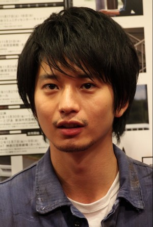 舞台「悼む人」最終舞台稽古の囲み取材に応じた、向井理