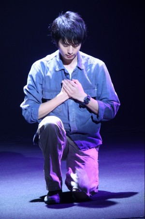 舞台「悼む人」最終舞台稽古、向井理