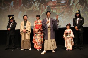 「のぼうの城」舞台挨拶で野村萬斎と上地雄輔が外国語対決!?