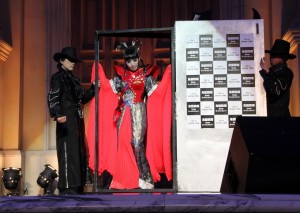 ゴールデンボンバーの鬼龍院翔がプリンセス天功の魔法でバラバラに！