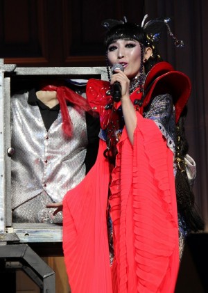 ゴールデンボンバーの鬼龍院翔がプリンセス天功の魔法でバラバラに！