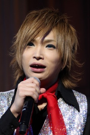 ゴールデンボンバーの鬼龍院翔がプリンセス天功の魔法でバラバラに！