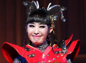 ゴールデンボンバーの鬼龍院翔がプリンセス天功の魔法でバラバラに！