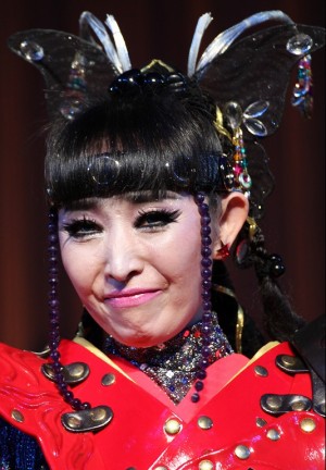 ゴールデンボンバーの鬼龍院翔がプリンセス天功の魔法でバラバラに！