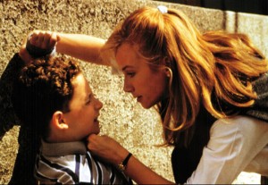 「ゆりかごを揺らす手」（91）