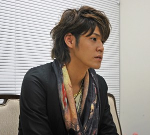 インタビューに答える宮野真守