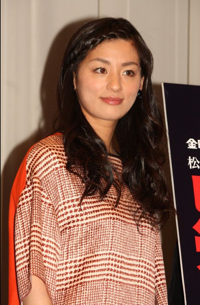 尾野真千子、「疑惑」完成披露試写会