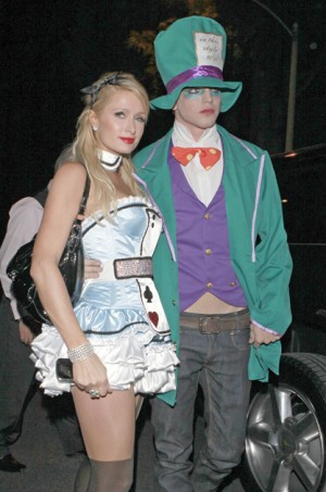 ハロウィンパーティに出席したパリス・ヒルトン＆年下恋人リヴァー・ヴィペリ