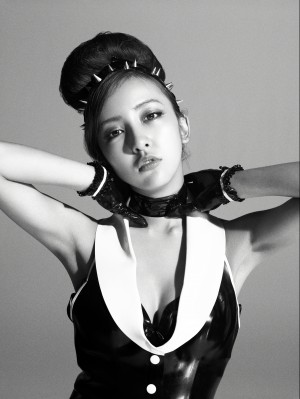 モードでエッジーなAKB48が原宿に登場！板野友美