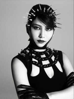 モードでエッジーなAKB48が原宿に登場！横山由依