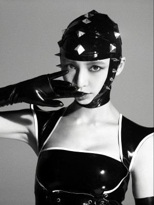 モードでエッジーなAKB48が原宿に登場！篠田麻里子