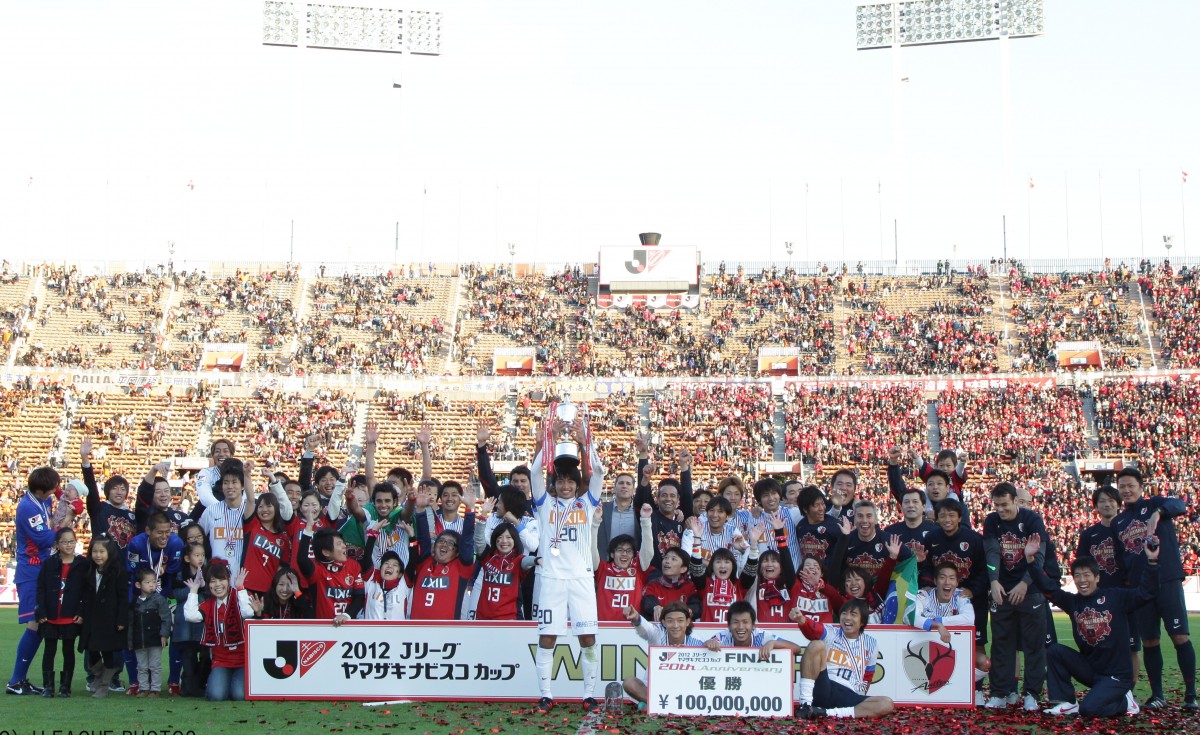 サポーターの夢も叶った 選手と共に優勝カップを掲げる瞬間を記念撮影できる権利 ナビスコ杯で実現 12年11月5日 気になる ニュース クランクイン サポーターの夢も叶った 選手と共に優勝カップを掲げる瞬間を記念撮影できる権利 ナビスコ杯で実現 12年11月5日 気になる ニュース クランクイン