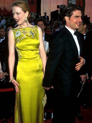 このドレスを寄贈（隣は当時の夫トム・クルーズ）　