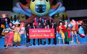 点灯したサウザンド・サニー号前での記念撮影にて