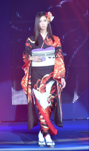 「GirlsAward 2012 AUTUMN/WINTER」菜々緒が美脚を封印し着物姿で登場
