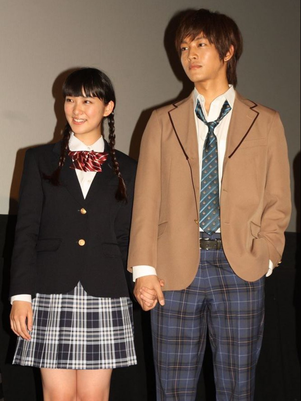 武井咲と松坂桃李が 仲良く手をつないで登壇 映画 今日 恋をはじめます 舞台挨拶 12年11月8日 映画 ニュース クランクイン 武井咲と松坂桃李が 仲良く手をつないで登壇 映画 今日 恋をはじめます 舞台挨拶 12年11月8日 映画 ニュース クランクイン
