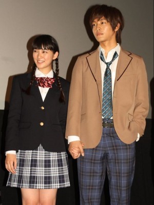 主演の武井咲と松坂桃李が手つなぎで登場　