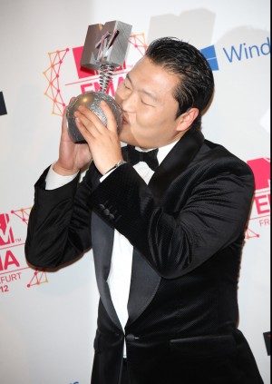 「最優秀ビデオ賞」を受賞した韓国のポップスターPSY