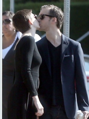 アン・ハサウェイ＆アダム・シュルマン夫妻