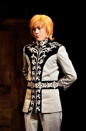 舞台「銀河英雄伝説 輝く星 闇を裂いて」でラインハルト役を務める間宮祥太朗