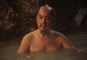 「のぼうの城」で露天風呂につかる市村正親