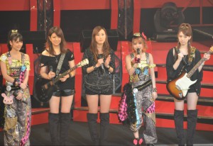 田中れいながモーニング娘。卒業を発表！バンド活動に専念（左からリーダー・道重さゆみ、田中バンドのメンバー、魚住有希、岡田万里奈、田中れいな、宮澤茉凛）