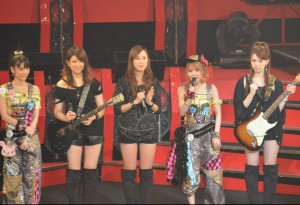 田中れいながモーニング娘。卒業を発表！バンド活動に専念（左からリーダー・道重さゆみ、田中バンドのメンバー、魚住有希、岡田万里奈、田中れいな、宮澤茉凛）