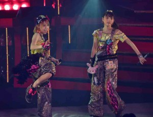 「モーニング娘。誕生15周年記念コンサートツアー2012秋　～ カラフルキャラクター ～」東京公演の模様（左から田中れいな、道重さゆみ）